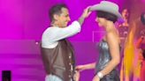 Christian Nodal comparte FOTO con Ángela Aguilar, así presumen su amor