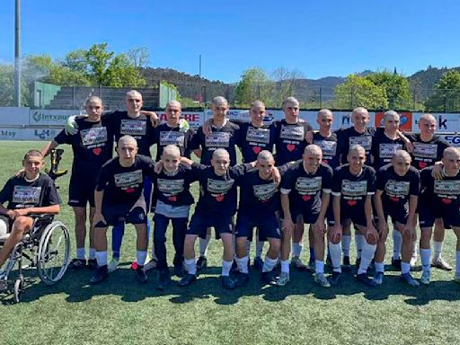 Jóvenes futbolistas de Gernika se rapan el pelo en apoyo a un compañero con cáncer