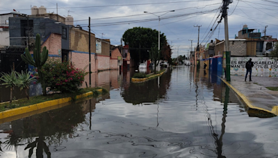 Familias en Cuautitlán amanecen inundadas tras desbordamiento de canales