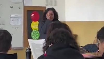 Estudiantes le escriben una carta a su maestra que la hace quebrarse en llanto