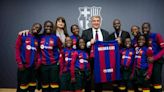 Los Massaka Kids Africana, recibidos por Laporta en el palco