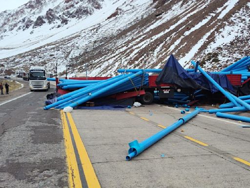 Un camión que transportaba caños de PVC volcó en alta montaña y hubo demoras en la ruta 7