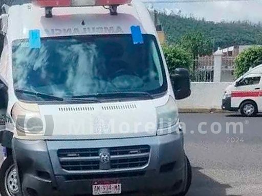 Choca contra ambulancia, deja heridos a paramédicos y huye, en Morelia