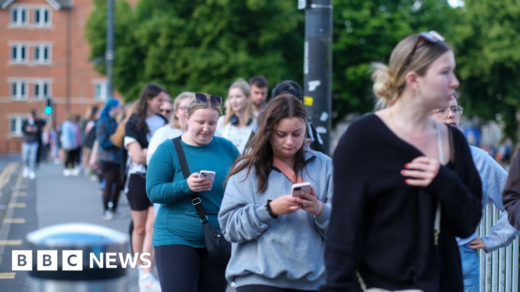 Taylor Swift: Swiftie-fever grips Cardiff ahead of sell-out gig