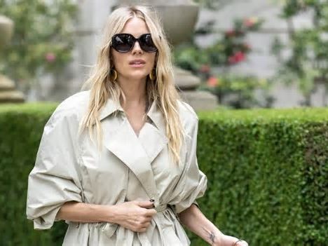 Sienna Miller sorprende con la gabardina asimétrica tendencia de la colección de Victoria Beckham x Mango