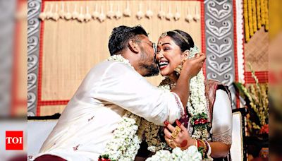 #Justmarried: Sohini & Shovon seal it with a kiss | Bengali Movie News - Times of India