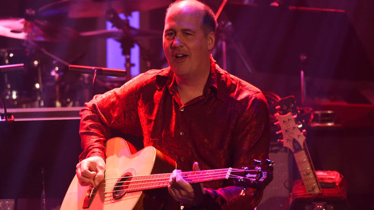 Watch Krist Novoselic Cover Nirvana In Kurt Cobain's Hometown | 100.1 WKQQ