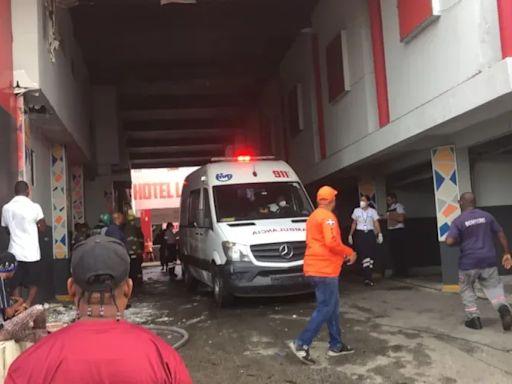 Cuatro muertos tras incendio en hotel Cabaña La Vía en Las Américas