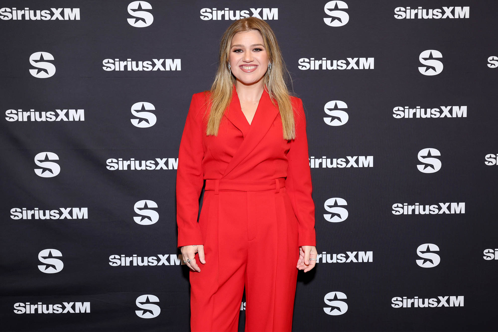 Channel Kelly Clarkson’s Stunning Spring Style in This $68 Floral Print Shirt