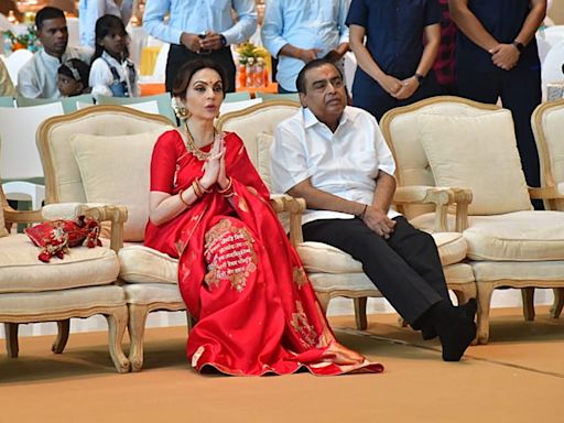 Nita Ambani wears traditional South Indian necklace, gayatri-mantra printed Benarasi sari to mass wedding