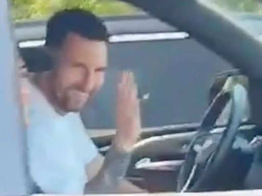El video de la lección de Lionel Messi a un grupo de niños desde la ventanilla de su auto: “Así aprendemos más”