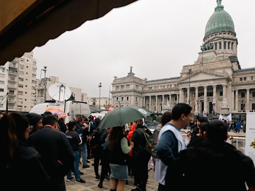 Empleados públicos protestan contra políticas de ajuste de Milei en Argentina