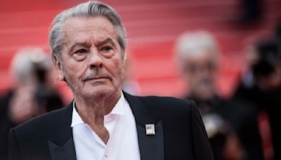 Mort d’Alain Delon : ses dernières volontés bafouées par Anthony, Anouchka et Alain-Fabien ?