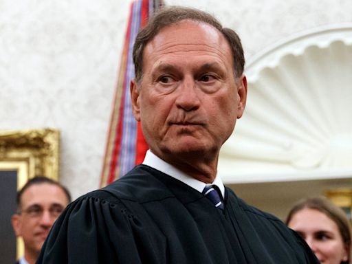 Democratic senators request meeting with Chief Justice Roberts over flags flown at Alito’s homes