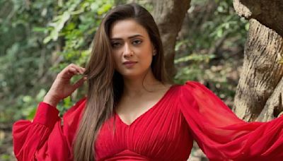 Shweta Tiwari makes fiery fashion statement in red flowy gown; Netizens have a hard time believing she is mommy of two