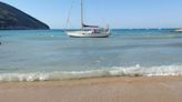 Un velero se queda encallado en la playa del Portet de Moraira