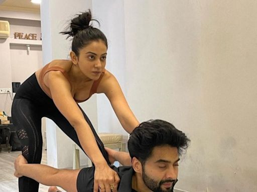 Rakul Preet Singh, Jackky Bhagnani Dish Out Major Couple Goals As They Perform Yoga Together - News18