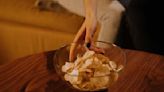 "C'est ultra simple et rapide" : Norbert Tarayre montre en vidéo la recette des chips maison pour l'apéro