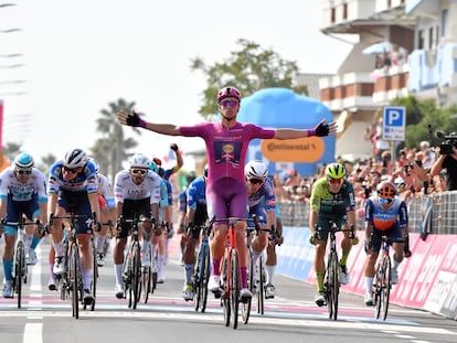 Paseo, susto y tercera victoria de Johnny Milan, el rey de las ‘volatas’ en el Giro de Italia