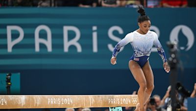 Simone Biles stumbles on balance beam, fails to medal