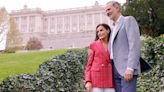 Los gestos de cariño de Felipe VI y Letizia en el posado que han protagonizado por su 20 aniversario de boda junto a sus hijas