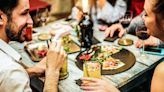 Inflación en Estados Unidos: los sorprendentes “cargos extra” que comenzaron a aparecer en los tickets de los restaurantes