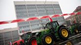 Agricultores polacos bloquean carreteras y la frontera ucraniana en una protesta nacional