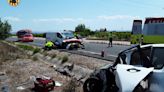 Rescatan a un conductor atrapado tras el choque frontal de un turismo y una furgoneta en Algemesí