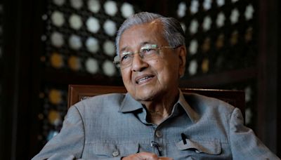Don’t go overseas, judicial commissioner tells Dr Mahathir as 2022 ‘kutty’ defamation suit against Zahid delayed again
