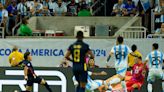 Argentina - Ecuador: la atajada de Dibu Martínez que fue casi un calco a la que hizo contra Francia