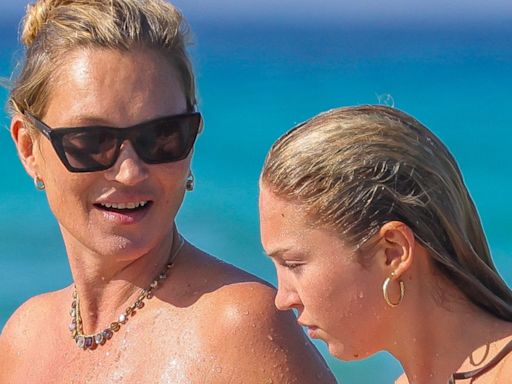 No mar de Ibiza, Kate Moss e Lila curtem momento mãe e filha em rara aparição pública; foto