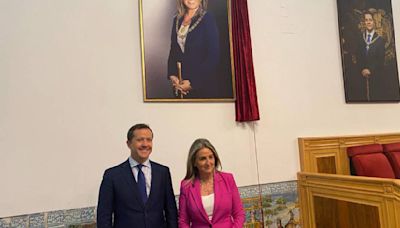 Milagros Tolón presenta su retrato en el salón de Plenos del Ayuntamiento: "Refleja cómo soy"