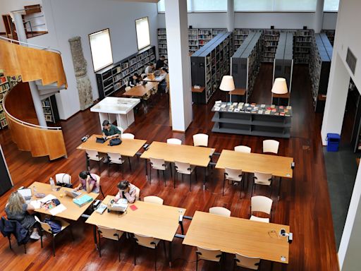 Biblioteca Municipal de Santa Maria da Feira: Todos os livros são uma viagem