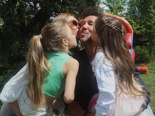 Las hijas de Simeone, su mejor apoyo mientras se recupera tras pasar por el quirófano