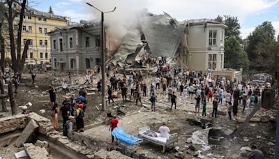 Rusia ataca un hospital infantil en Kyiv y mata a decenas de personas en bombardeos a plena luz del día
