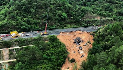 Los muertos en el derrumbe en una autopista en China suben a 48 mientras continúa la búsqueda