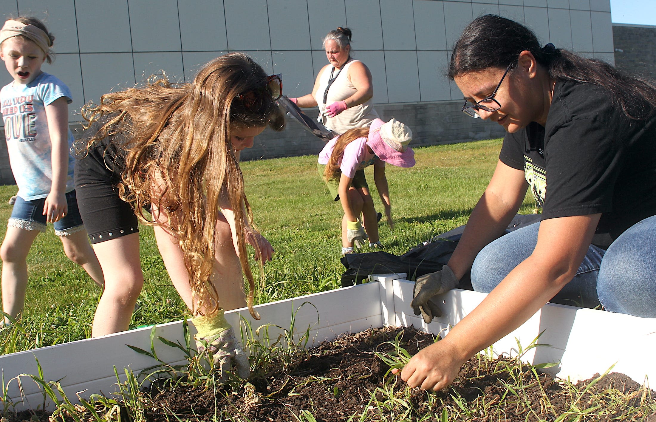 Summer is for growing: Green Thumbs Club keeps Lincoln Elementary students engaged