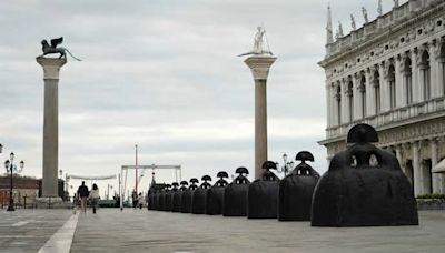 Las meninas de Manolo Valdés toman Venecia y la gente las confunde con cubos de basura