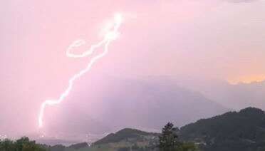 Météo : les images des orages explosifs dans l’est de la France, un mort en Isère