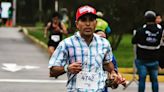 Un atleta peruano corrió la maratón de Lima disfrazado de Forrest Gump