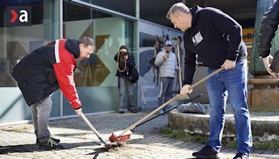 Andrej Danko upratoval Dúbravku dve hodiny. Za zrážku semafora dostal pokutu 900 eur, dva roky nesmie šoférovať