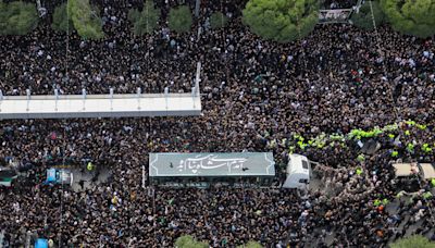伊朗已故總統萊希遺體移送馬什哈德並安葬於伊瑪目禮薩聖陵 - RTHK