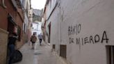 Descubren a un hombre con un andador pintando con spray varias casas de Xàtiva