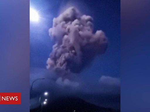 Vulcão em erupção: as impressionantes imagens de ocorrência que fez milhares serem evacuados na Indonésia