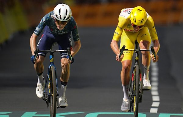 Fan throws chips at TdF leaders: 'Disrespectful'