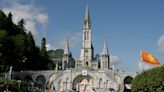 Víctimas del cura y artista esloveno Rupnik lamentan que sus mosaicos sigan en Lourdes