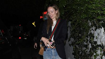 Las zapatillas amarillas que has de tener bajo tu radar (entre otras, las últimas que ha llevado Olivia Wilde)