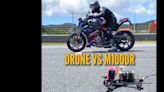 Un par de amigos apuestan cuál será el más rápido en circuito, uno pilota una moto, la bestial BMW M 1000 R y el otro un dron, una batalla brutal con resultado sorpresa