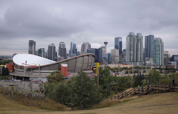 Water main break in northwest Calgary triggers Alberta Emergency Alert, supply in critical state