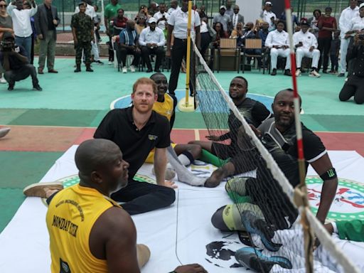 Nigeria-Reise zum Invictus-Jubiläum: Prinz Harry spielt Volleyball mit Veteranen